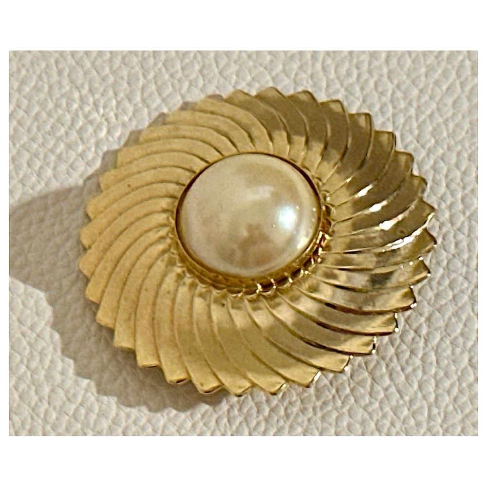 Vintage Jewelcraft by Coro Scarf Clip - Gold-Tone Swirl - Faux Pearl - Like New